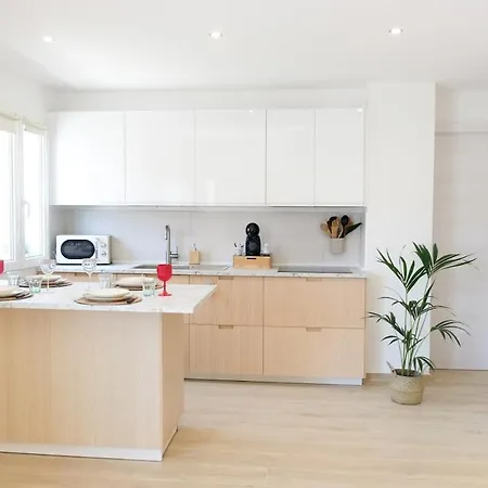 Center - Beautiful Modern House With Balcony Apartment